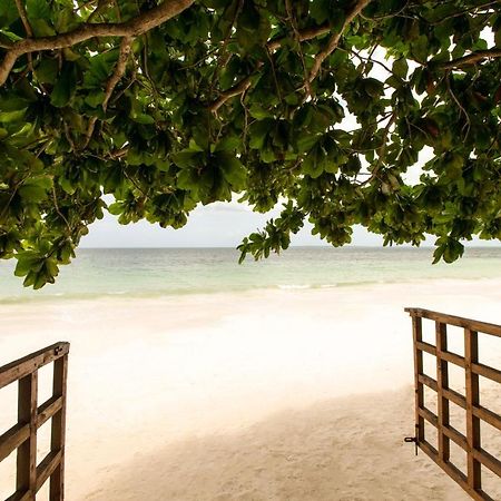 Uroa Beach Lodge ภายนอก รูปภาพ