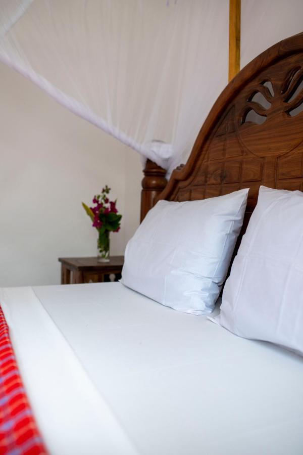 Uroa Beach Lodge ภายนอก รูปภาพ